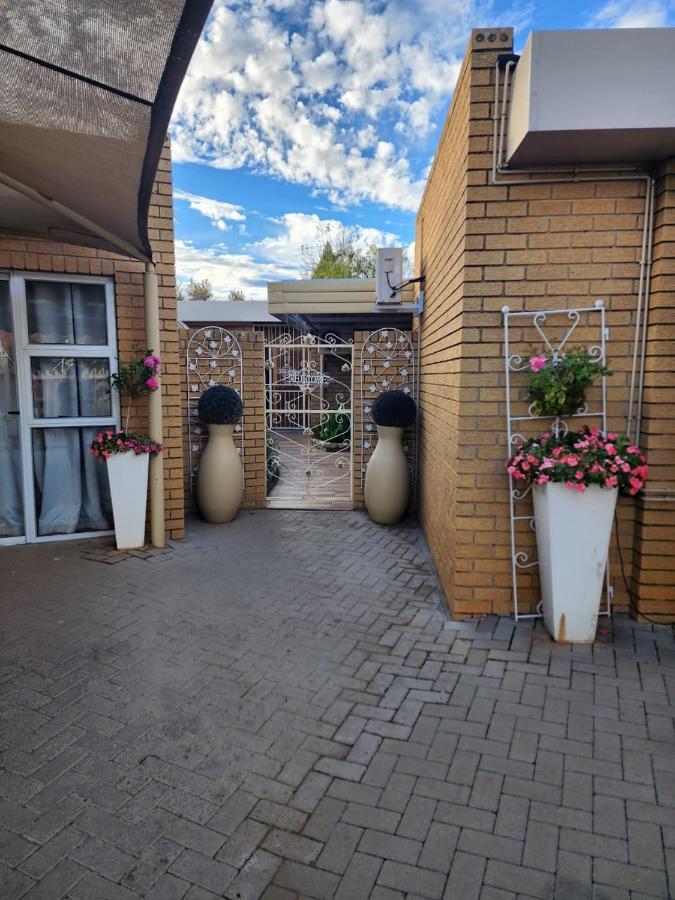 Villa Rose Cottages Bloemfontein Exterior foto